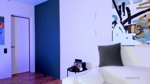 Laura online show from March 7, 2025, 3:07 pm