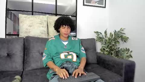 Snapshot of _jaay77 chatting on February 6, 2025, 11:37 pm Jay online show from February 6, 2025, 11:37 pm