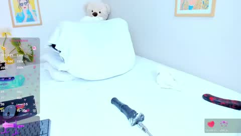_jasminnee_ online show from May 1, 2026, 1:37 pm