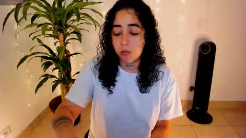 Snapshot of _kat_1 chatting on December 23, 2025, 2:09 am online show from December 23, 2025, 2:09 am