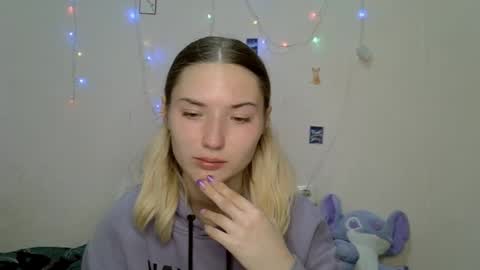 _kikiclark_ online show from September 14, 2025, 8:41 pm