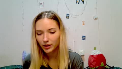 _kikiclark_ online show from September 18, 2025, 8:33 pm