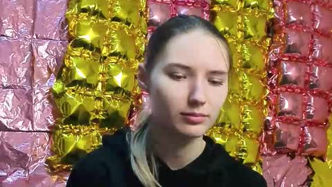 _kikiclark_ online show from March 19, 2026, 4:33 pm