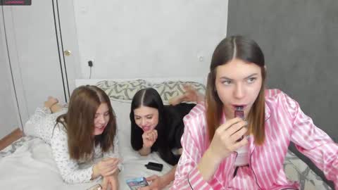Snapshot of _kirieshka chatting on February 16, 2025, 2:32 pm Molly Emily online show from February 16, 2025, 2:32 pm