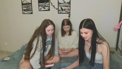 Snapshot of _kirieshka chatting on March 12, 2025, 1:40 pm Molly Emily online show from March 12, 2025, 1:40 pm