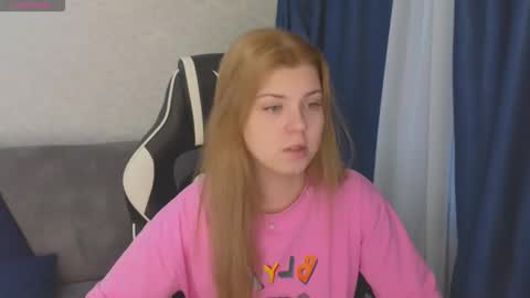 Snapshot of _kirieshka chatting on October 12, 2025, 1:21 pm Molly Emily online show from October 12, 2025, 1:21 pm