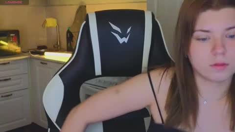 Snapshot of _kirieshka chatting on November 18, 2025, 7:46 am Molly Emily online show from November 18, 2025, 7:46 am