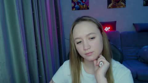 _lalune_ online show from January 3, 2025, 3:49 am