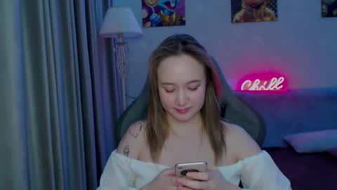 _lalune_ online show from February 17, 2025, 11:42 pm