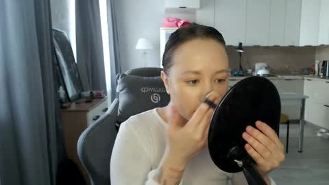 _lalune_ online show from April 22, 2026, 10:17 am