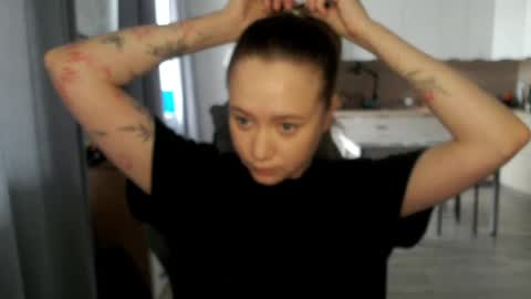 _lalune_ online show from April 25, 2026, 8:28 am