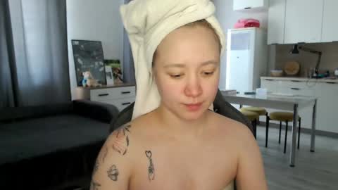 Snapshot of _lalune_ chatting on May 5, 2026, 7:27 am _lalune_ online show from May 5, 2026, 7:27 am