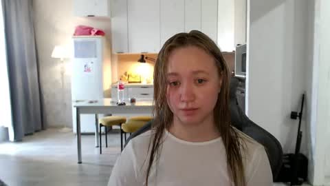 Snapshot of _lalune_ chatting on June 17, 2026, 10:17 am _lalune_ online show from June 17, 2026, 10:17 am