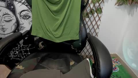 Snapshot of _layne chatting on February 21, 2025, 7:56 am Layne online show from February 21, 2025, 7:56 am