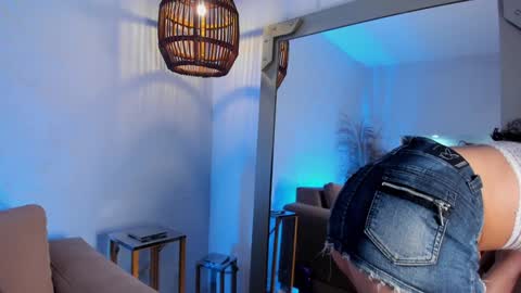  Luna  online show from January 4, 2025, 3:39 pm