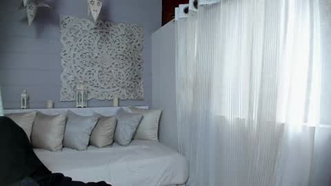  Luna  online show from February 3, 2025, 12:25 pm