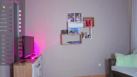 Snapshot of _maneki_neko_ chatting on June 10, 2026, 8:24 am Emma online show from June 10, 2026, 8:24 am