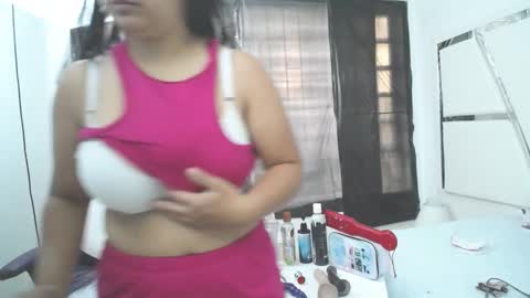 Snapshot of _miaaleon chatting on January 28, 2025, 12:00 pm Mia online show from January 28, 2025, 12:00 pm