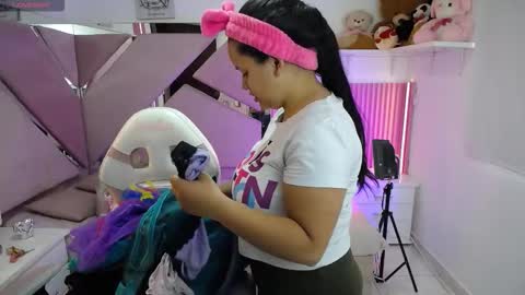 Snapshot of _miaaleon chatting on October 20, 2025, 12:38 pm Mia online show from October 20, 2025, 12:38 pm