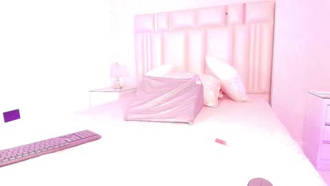 Mia  online show from March 5, 2026, 12:12 pm