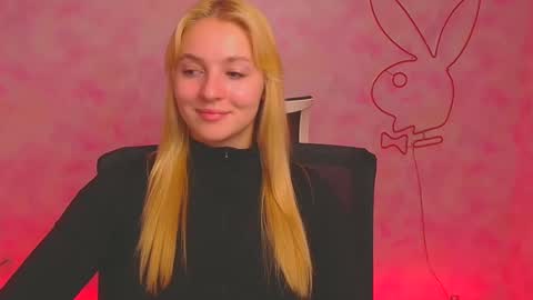 Snapshot of _mila_la_ chatting on December 6, 2024, 1:29 am Melanie online show from December 6, 2024, 1:29 am