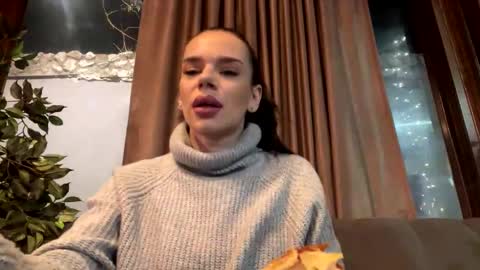 Snapshot of _milagoddess chatting on December 19, 2024, 4:02 pm AstrideVonTeese online show from December 19, 2024, 4:02 pm