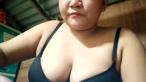 _milkytitsmomxx_ online show from June 19, 2026, 6:23 pm