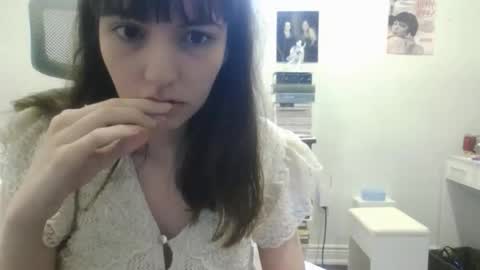 _naomixx_ online show from May 6, 2026, 4:23 pm