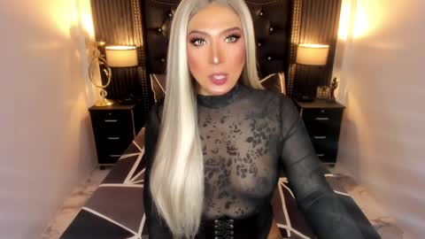 _natashacooper_ online show from April 23, 2026, 2:52 pm