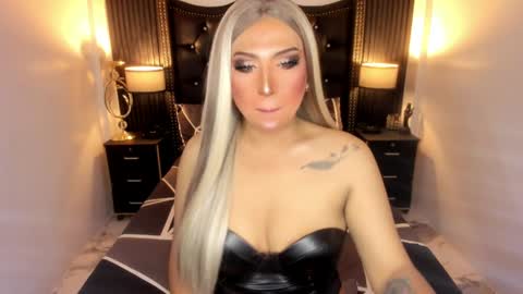 _natashacooper_ online show from April 24, 2026, 8:28 am