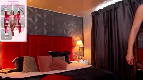 _nicoletteshea_ online show from February 25, 2025, 9:13 pm