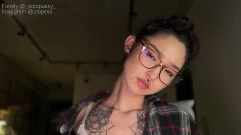 Snapshot of _octopussy_ chatting on March 31, 2026, 12:34 am Mikayla online show from March 31, 2026, 12:34 am