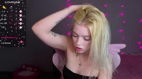 Ellie and Nika online show from May 4, 2026, 4:14 pm
