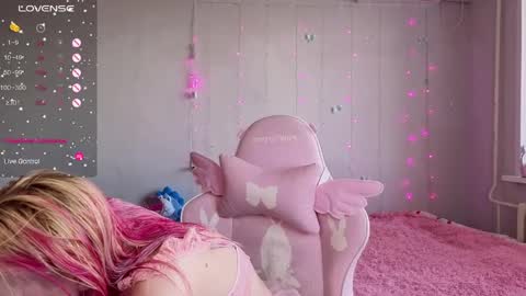 Ellie and Nika online show from May 7, 2026, 12:10 pm