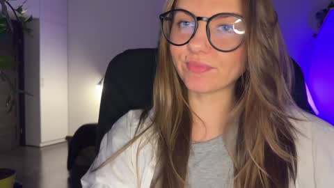 Snapshot of _private_person_ chatting on December 18, 2024, 5:21 pm HADLY today day-off see u online 0112 online show from December 18, 2024, 5:21 pm