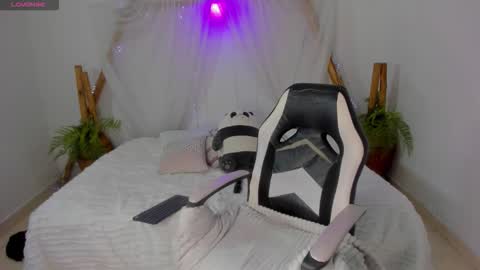 Snapshot of _redmoon chatting on December 22, 2025, 7:00 pm Moon online show from December 22, 2025, 7:00 pm