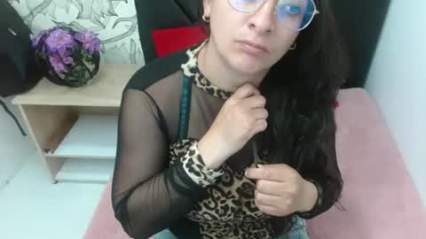 _saraximena_ online show from May 1, 2026, 7:13 am