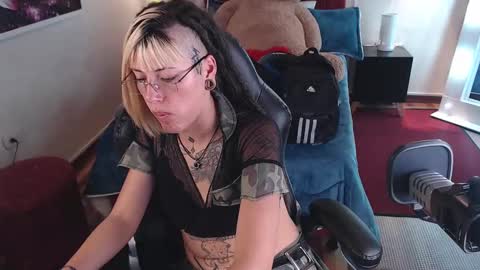 _sharlotte777 online show from February 10, 2025, 4:14 pm