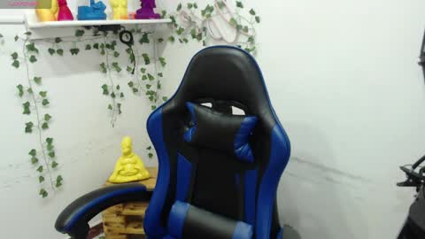_sharlotte777 online show from May 1, 2026, 4:55 pm