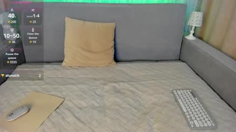 _smetanka_ online show from February 8, 2025, 6:01 pm