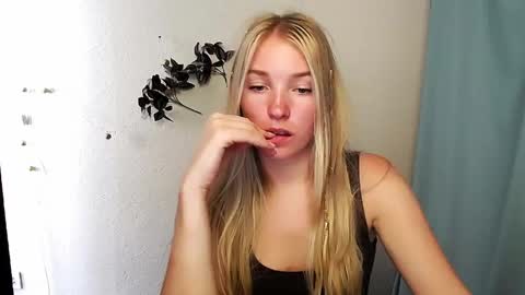 Snapshot of _snow_queen__ chatting on June 7, 2026, 11:47 am Rachel online show from June 7, 2026, 11:47 am