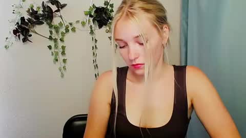 Snapshot of _snow_queen__ chatting on June 15, 2026, 11:45 am Rachel online show from June 15, 2026, 11:45 am