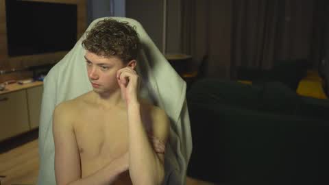 OLIVERpvt is open online show from November 18, 2025, 4:39 am