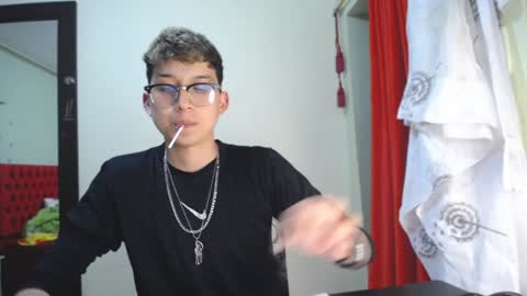 Snapshot of _thomas_hot_ chatting on December 18, 2024, 7:41 pm Thomas online show from December 18, 2024, 7:41 pm