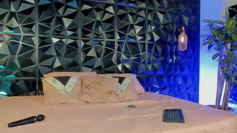 Snapshot of _valentina_69 chatting on February 19, 2025, 12:03 am _valentina_69 online show from February 19, 2025, 12:03 am