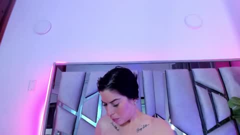 Snapshot of _valeria_saenz_ chatting on October 6, 2025, 2:20 am _valeria_saenz_ online show from October 6, 2025, 2:20 am