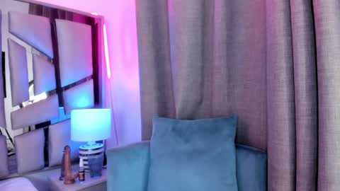 _valeria_saenz_ online show from April 18, 2026, 3:43 am
