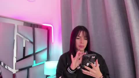 _valeria_saenz_ online show from June 25, 2026, 3:28 am