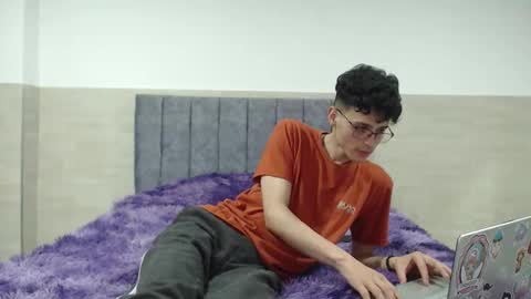 _vanie online show from November 19, 2025, 5:07 am