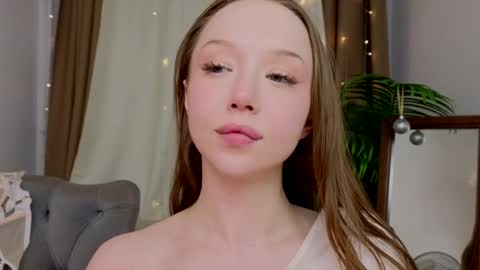 Snapshot of _violet_mills_ chatting on January 13, 2025, 2:28 am Violet online show from January 13, 2025, 2:28 am